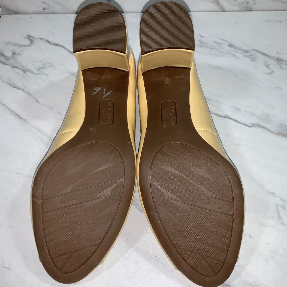 NWOT ANN KLEIN Pearlized lButtercup Low Heels - Picture 7 of 7
